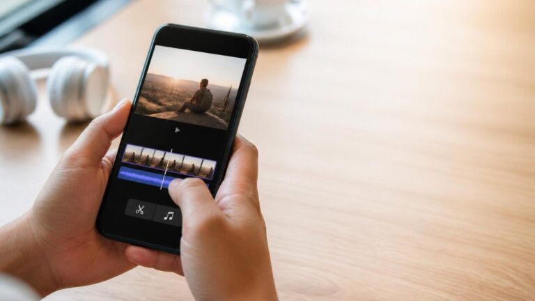 Pessoa editando vídeo em smartphone com interface simples de aplicativo visível na tela