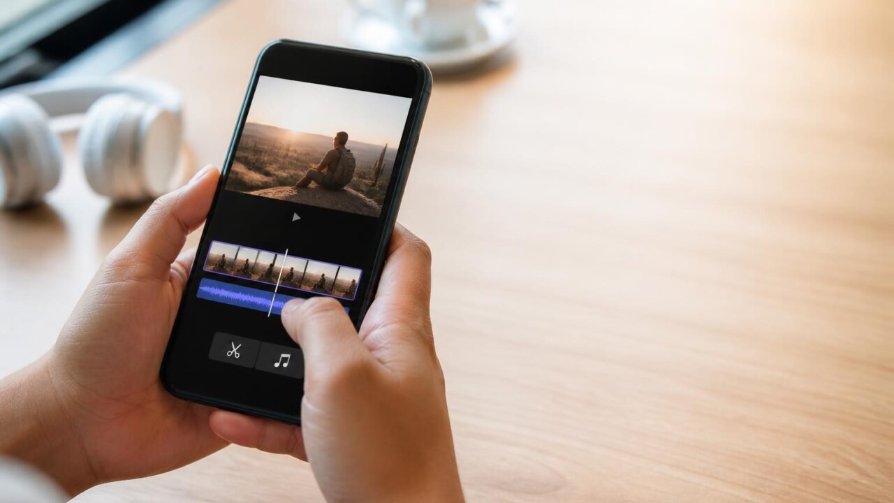 Pessoa editando vídeo em smartphone com interface simples de aplicativo visível na tela